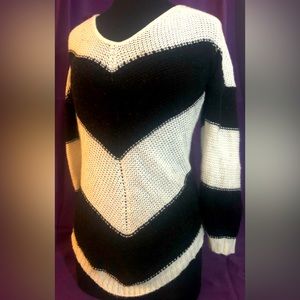 Charlotte Russe, V-neck, oversized sweater! Small